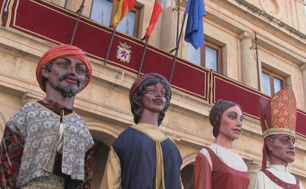Gigantes y cabezudos, al son de la tradición más leonesa