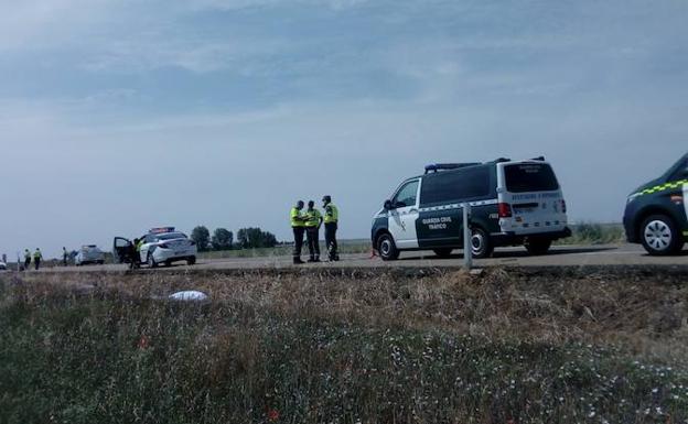 Un conductor borracho atropella mortalmente a un matrimonio de ciclistas, deja herido a su hijo y se da a la fuga en Matallana de Valmadrigal