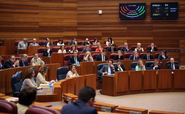 El PSOE respalda todas las exigencias de las Cortes al Gobierno de Sánchez