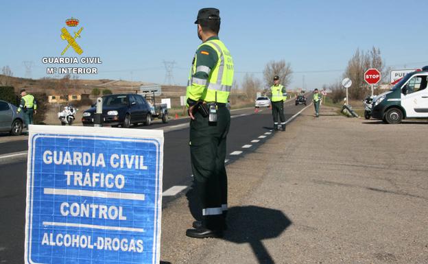 La Guardia Civil detecta a 71 conductores que dieron positivo en alcohol y drogas el fin de semana de San Juan en León
