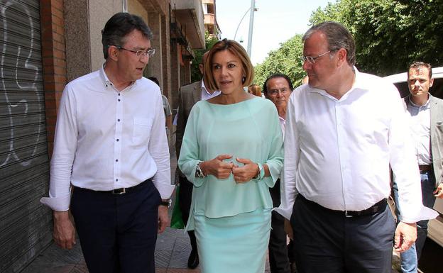 Cospedal pide el voto en León en un «debate interno sin luchas fraticidas» para salir a ganar