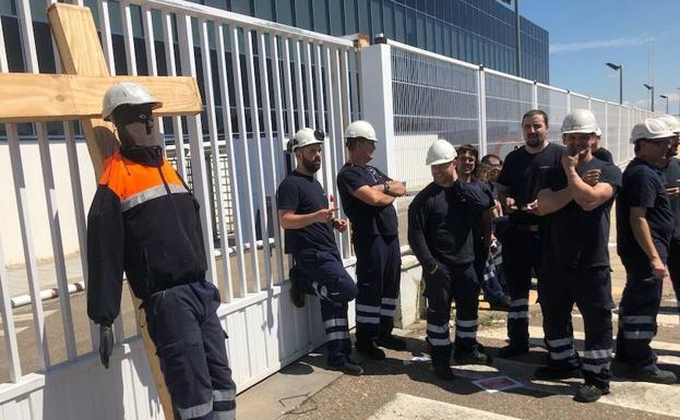 Una nueva concentración «masiva» a las puertas de Vestas pide información sobre el futuro de los trabajadores