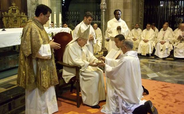 El obispo de León celebra su medio siglo de sacerdocio llamando al «compromiso por la vocación»