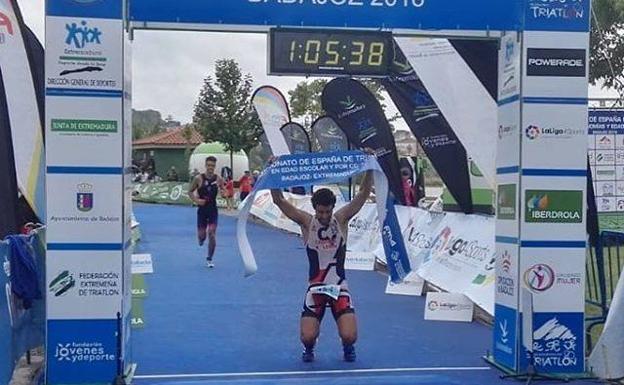 Viñuela se proclama campeón de España de triatlón individual