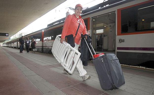 El primer Tren Playero parte de León hacia Gijón, aunque se encuentra con un día gris