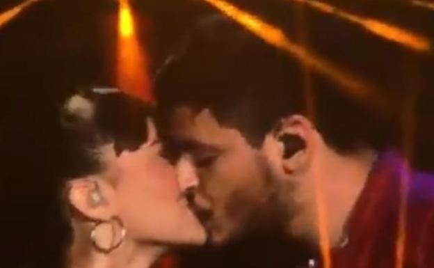 Aitana y Cepeda certifican su relación con un beso en pleno concierto