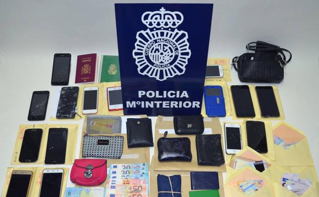 La Policía Nacional de León devuelve a sus propietarios 1.780 euros, 170 DNI y 140 móviles extraviados