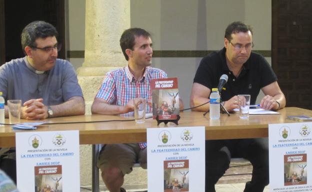 El escritor vitoriano Xabier Deop presenta en Villafranca del Bierzo su libro 'La Fraternidad del Camino'