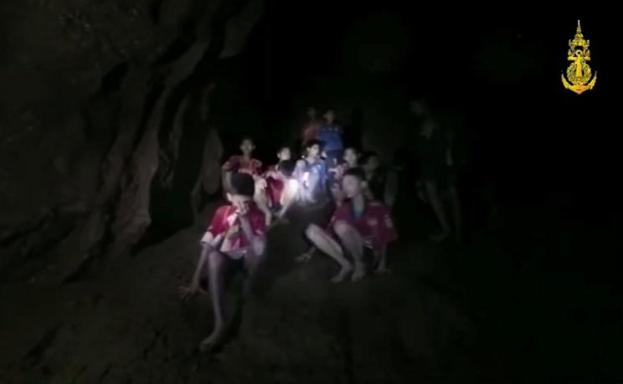 Los 12 niños atrapados en una cueva podrían pasar meses en su interior si no aprenden a bucear