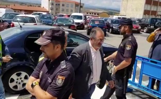 «Te quiero», el grito de aliento de la hija de Joaquín Llamas, detenido por posibles amaños de contratos públicos