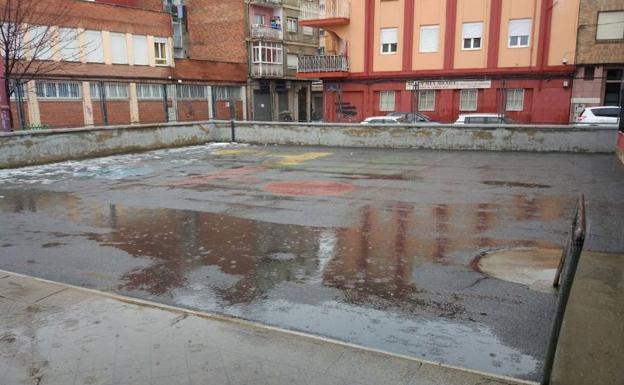 León Despierta denuncia el «estado lamentable» del Colegio San Claudio, con goteras y un tejado de uralita