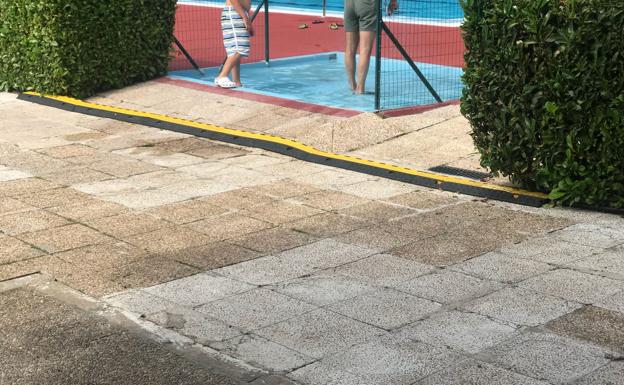 Usuarios de las piscinas de Sáenz de Miera denuncian la instalación de un cable de baja tensión a escasos centímetros de la piscina