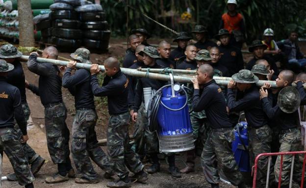 Fallece un buzo en las tareas de rescate de los niños de la cueva de Tailandia