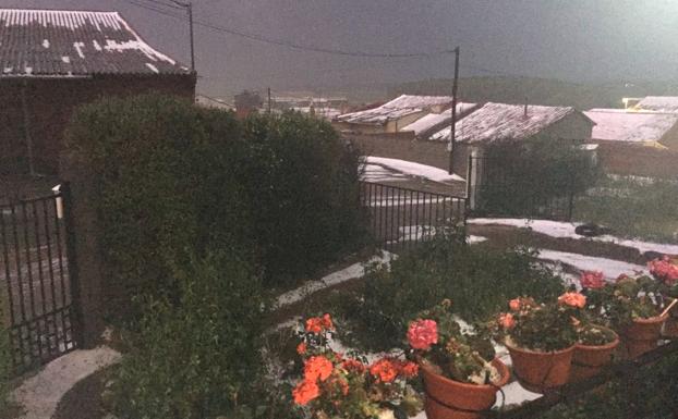 Una impresionante tormenta de lluvia y granizo anega el Sur de León