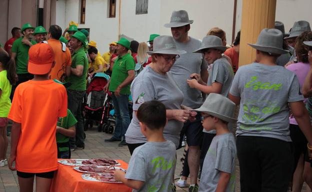 Las peñas dan la bienvenida al 'ajo' en las jornadas gastronómicas de Santa Marina del Rey