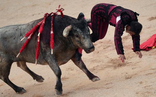 Javier Castaño sufre una grave cornada en Pamplona