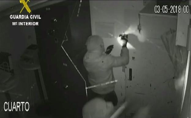 La Guardia Civil desarticula una banda de butroneros que robaba cajas fuertes y actuó en León