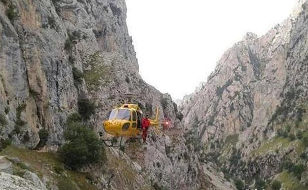 Evacúan en helicóptero a un varón de 51 años de la Ruta del Cares tras sufrir un desvanecimiento
