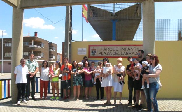 La localidad de Santa María del Páramo inaugura un nuevo parque infantil con un mosaico en honor a la natalidad