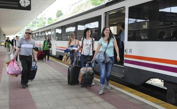 El tren playero se queda sin maquinista en León y deja 'en tierra' a 25 pasajeros