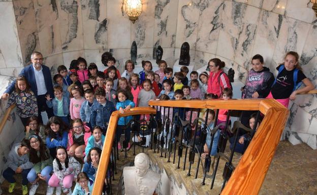 Los niños del Campamento Summertime visitan el Ayuntamiento de La Bañeza