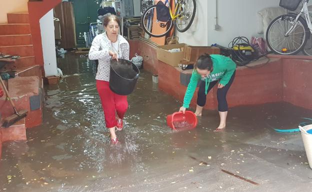 León, de nuevo, bajo el azote del temporal de lluvia, con calles anegadas y bajos inundados