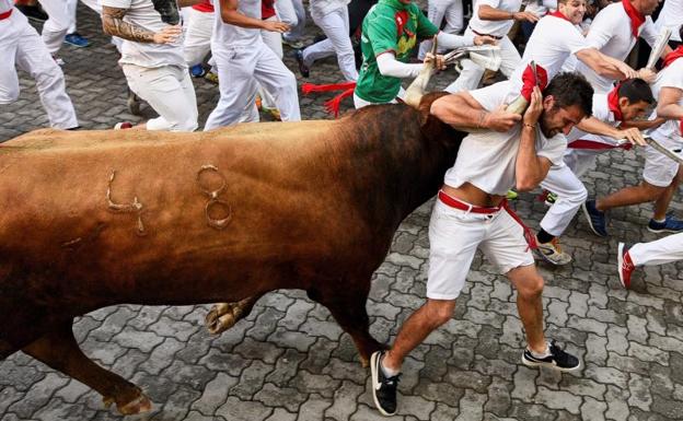 Decenas de metros arrastrado del cuello en el peligroso encierro de Miura, que cierra los Sanfermines