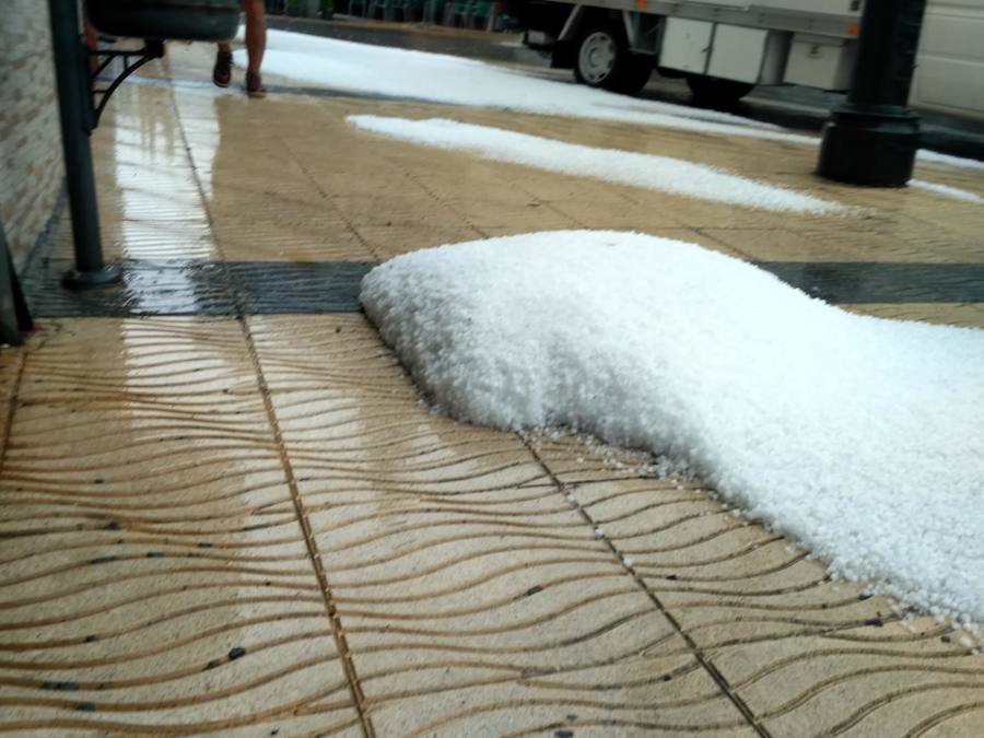 Una fuerte granizada inunda las calles de Vega de Espinareda