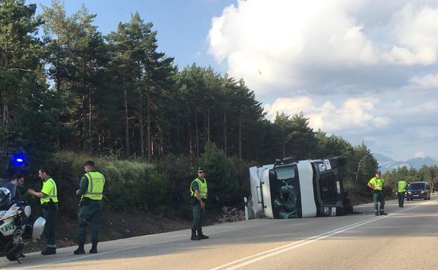 Vuelca un camión que transportaba palés en El Rabizo