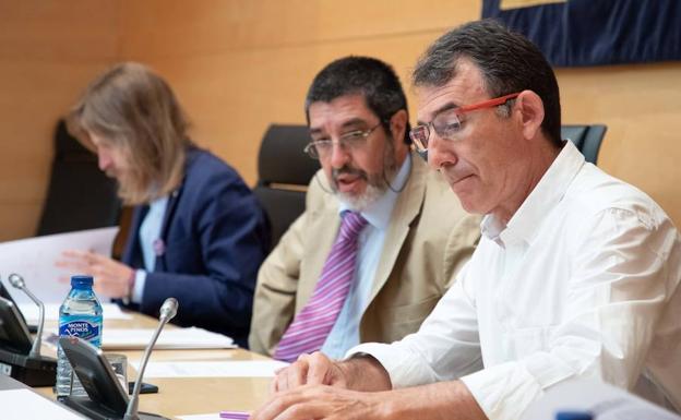 Hernández sentencia que la fusión de las cajas fracasó por los «lobbies provinciales» de PP y PSOE