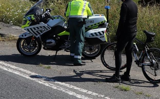 La Guardia Civil denuncia a dos ciclistas que dieron positivo en el control de alcoholemia