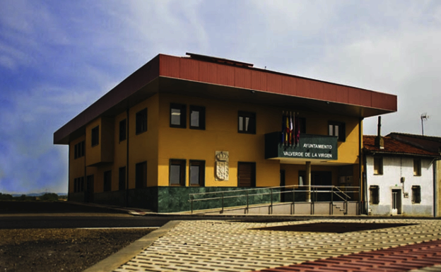 Valverde de la Virgen urge a Fomento la construcción de la rotonda de Montejos del Camino