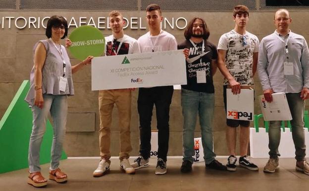 Cuatro jóvenes leoneses y dos profesores de la escuela de FP La Robla son premiados por la FedEx Express y Junior Achievement