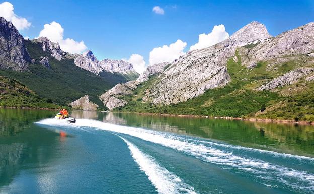 Riaño Moto Jet protagoniza el verano leonés ofreciendo actividades acuáticas sobre el mar de agua dulce