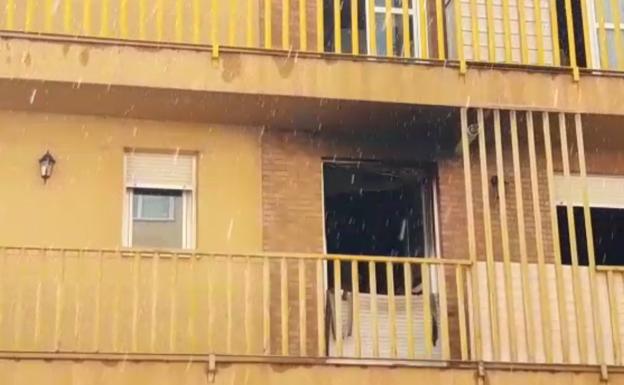 El fuego 'devora' la cocina de un piso en Trobajo del Camino