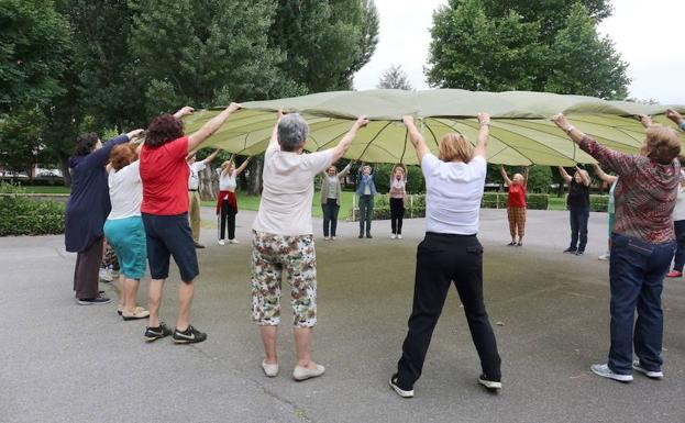 Servicios Sociales pone en marcha en los parques de Quevedo y Los Reyes el programa 'Actívate' para mayores