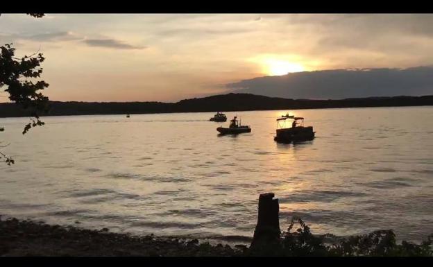 17 muertos al naufragar un barco con turistas en un lago de EE UU