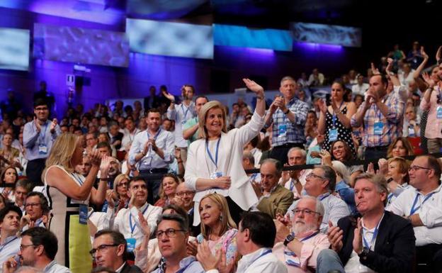 Sáenz de Santamaría situará a Fátima Báñez como secretaria general si resulta elegida