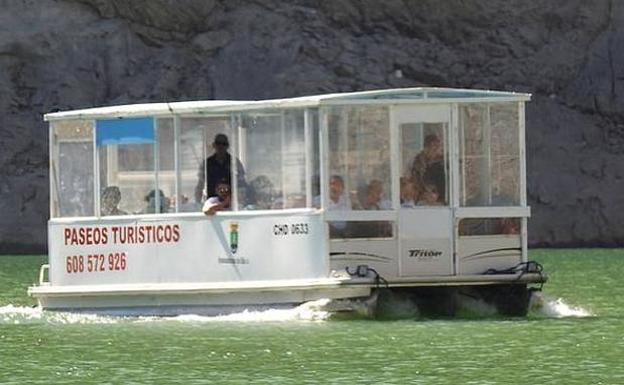 4.000 visitantes recorrieron durante 2017 los 'fiordos leoneses' a bordo del catamarán de Riaño