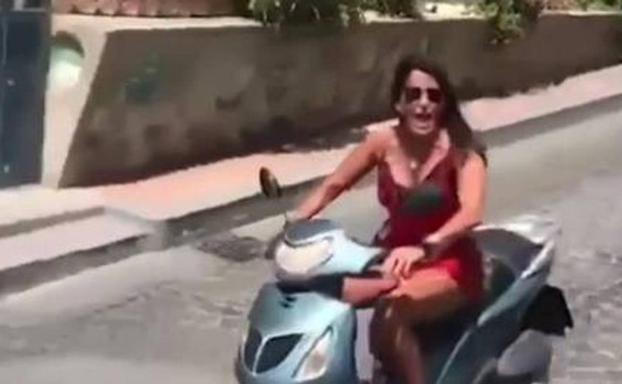 Aída Nízar se pega un 'castañazo' en moto