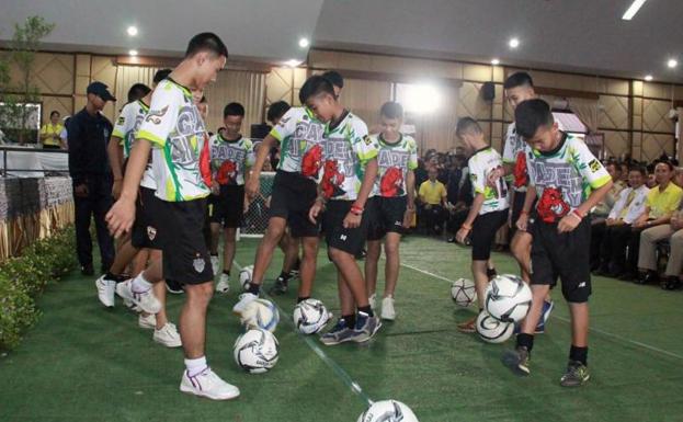 Los niños atrapados en la cueva de Tailandia harán un retiro espiritual