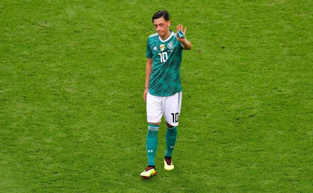 Özil, harto de críticas, deja la selección alemana