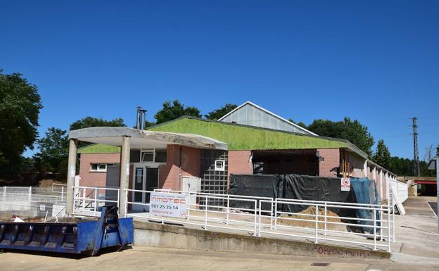 El Ayuntamiento de La Bañeza amplía los vestuarios de la piscina climatizada