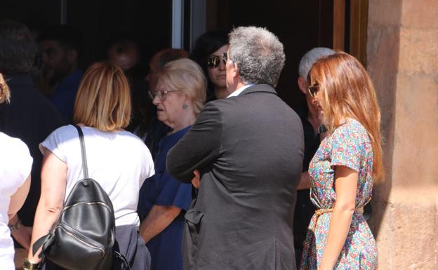 Un funeral con tensión y un marido «abatido» ante las consecuencias de su acción