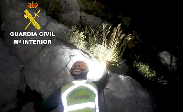 La Guardia Civil rescata a dos montañeros enriscados en la vía 'Eden Rock' de las Hoces de Vegacervera