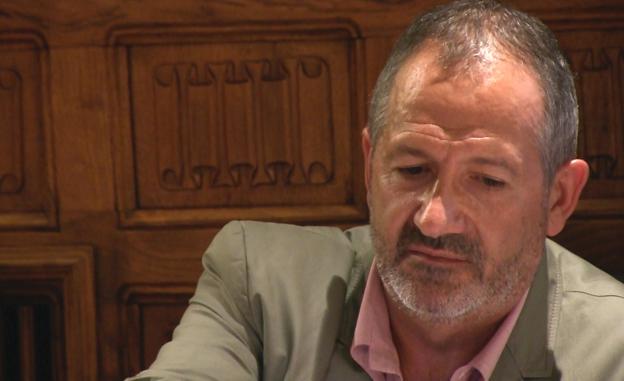 Joaquín Llamas advierte que sigue siendo «alcalde y diputado socialista» y denuncia ser víctima de una campaña de «acoso»