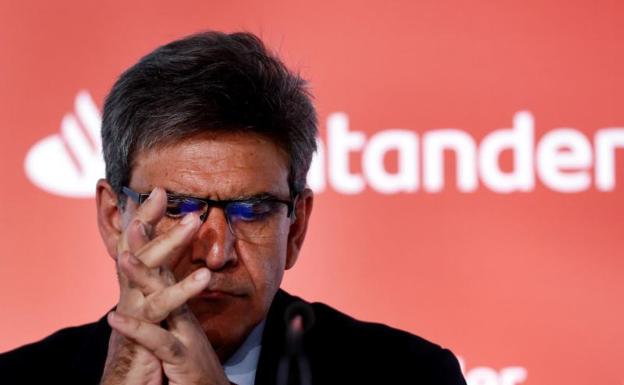 Santander amaga con llevarse sedes fuera de España por el impuesto a la banca