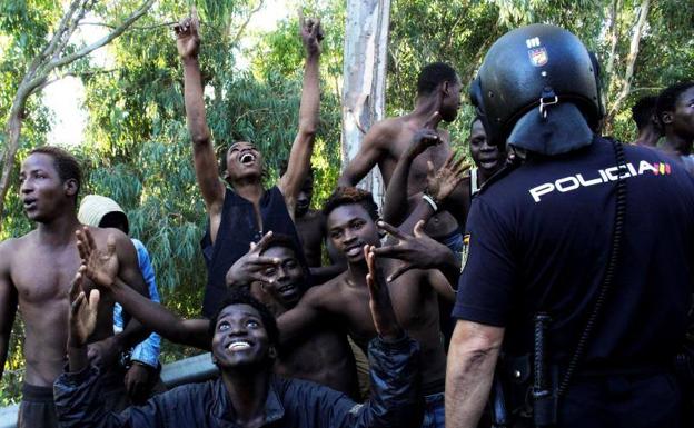 Más de 600 inmigrantes entran en Ceuta tras un salto a la valla de una «violencia sin precedentes»