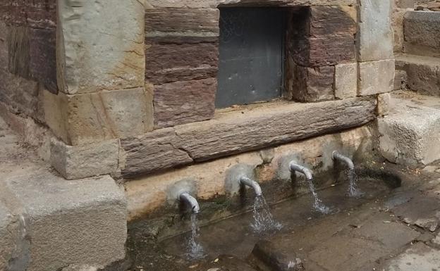 La fuente más antigua de Astorga vuelve a surtir agua potable