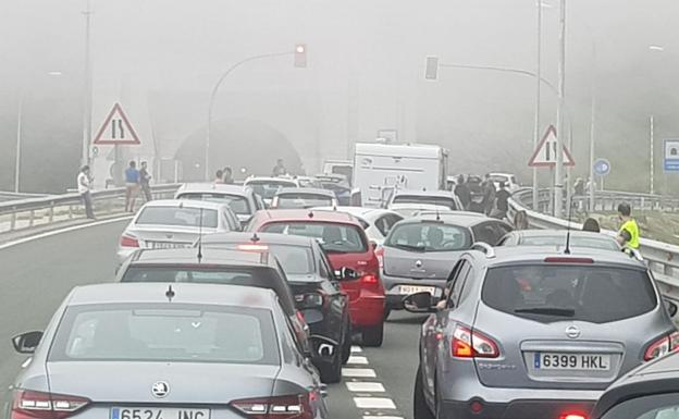 El vuelco de un turismo obliga a cortar la autopista del Huerna y 'atrapa' a decenas de vehículos